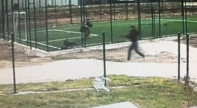 &Ccedil;ocuk parkında silahlı dehşet: Ateş a&ccedil;arak koştu

