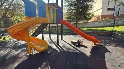 &Ccedil;ocuk parkındaki kaydıraklara yanık yağ d&ouml;kt&uuml;ler

