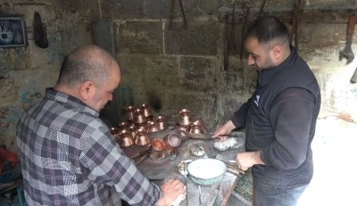 &Ccedil;ocuk yaşta başladığı kalaycılığı 50 yıldır s&uuml;rd&uuml;r&uuml;yor
