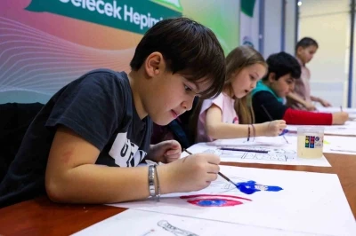 &Ccedil;ocuklar bir g&uuml;nl&uuml;ğ&uuml;ne ressam oldu
