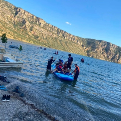 &Ccedil;ocuklar Botan&rsquo;da K&uuml;rek &Ccedil;ekti