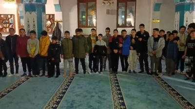 &Ccedil;ocuklar camide "Kabe&rsquo;de hacılar hu der Allah" ilahisini seslendirdi
