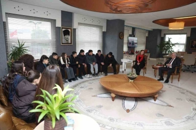 &Ccedil;ocuklar el emeklerini Başkan Şadi &Ouml;zdemir&rsquo;e hediye etti
