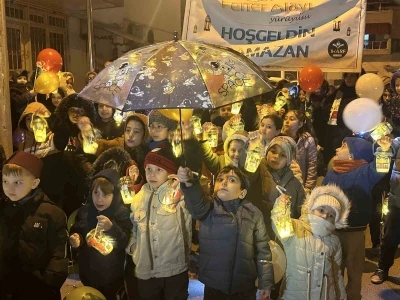 &Ccedil;ocuklar ellerinde fenerle ilk teravih namazı heyecanına ortak oldu
