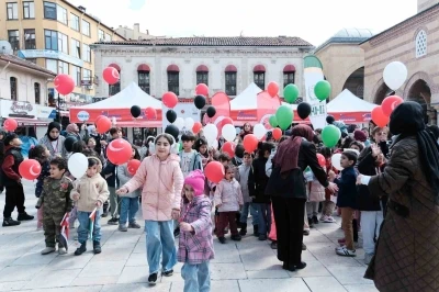 &Ccedil;ocuklar Filistin i&ccedil;in yazdıkları mektupları balonlarla g&ouml;ky&uuml;z&uuml;ne bıraktı
