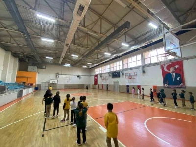 &Ccedil;ocuklar geleneksel &ccedil;ocuk oyunlarını oynadı
