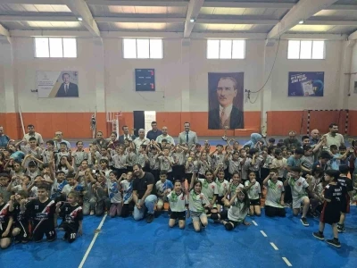 &Ccedil;ocuklar geleneksel oyunlarda kıyasıya yarıştı
