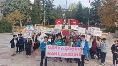 Çocuklar hazırladıkları pankartlarla günlerini kutladı
