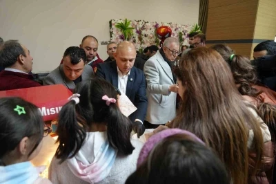 &Ccedil;ocuklar i&ccedil;in &uuml;cretsiz şenlik d&uuml;zenlendi, aileler akın etti
