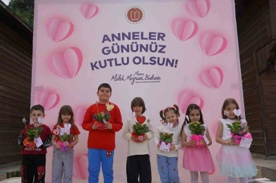 &Ccedil;ocuklar Sanat Sokağı&rsquo;nı bu kez anneleri i&ccedil;in renklendirdi
