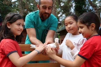 Çocuklar tedavisi tamamlanan güvercinleri doğaya saldı
