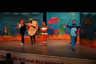 &Ccedil;ocuklar tiyatro oyununda kahkahalara boğuldu
