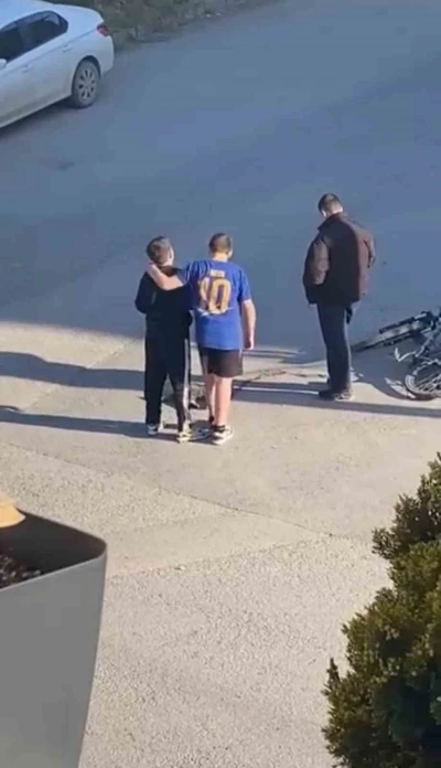 &Ccedil;ocuklar yaralı kedinin &uuml;zerini &ouml;rt&uuml;p, başında n&ouml;bet tuttu
