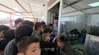 &Ccedil;ocuklara moral vermek isteyen esnaf, depremzede &ouml;ğrencilere &uuml;cretsiz d&ouml;ner dağıttı
