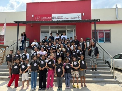 Çocuklara yüzme eğitimi
