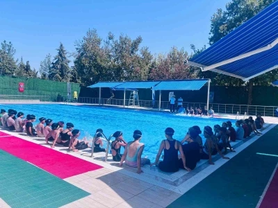 Çocuklara yüzme eğitimi verildi
