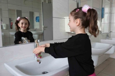 Çocuklarda el yıkamaya teşvik etmek için meyve şeklinde sabun tasarladı
