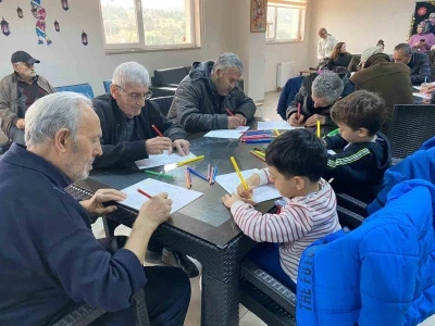 &Ccedil;ocuklardan b&uuml;y&uuml;klerine huzurevinde ziyaret
