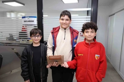&Ccedil;ocuklardan &ouml;rnek davranış: Buldukları c&uuml;zdanı sahibine ulaştırdılar
