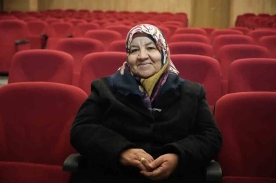 &Ccedil;ocukları sosyalleşsin diye geldi, sahnenin yıldızı oldu
