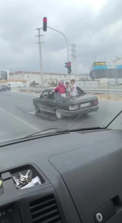 Çocukların, arka camı olmayan TOFAŞ’tan dışarı çıkarak yaptıkları ölümüne yolculuk kamerada
