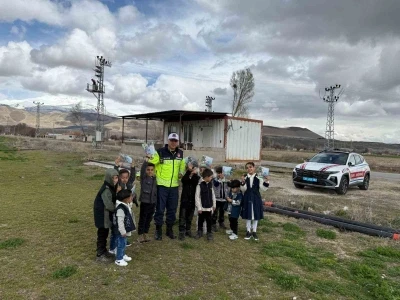 &Ccedil;ocukların bayram har&ccedil;lıkları jandarmadan

