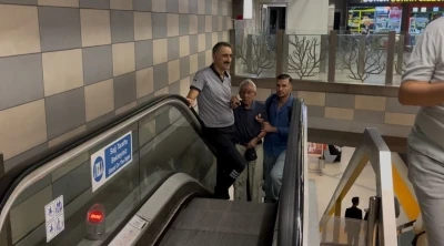 Çocukların çarptığı yaşlı adam metro raylarına düştü
