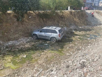 Çocukların el frenini indirdiği otomobil dereye uçtu
