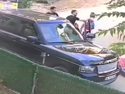 Çocuklarını okula götüren babaya tokat attı
