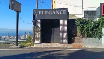 Çocuklarının gözü önünde babaya tokat atan şahsın iş yerine silahlı saldırı
