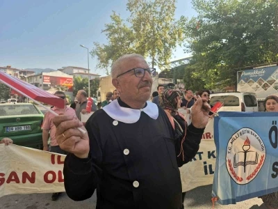 Çocuklarının yerine önlük giyen veliler, Okuma Haftasını sokaklarda kutladı
