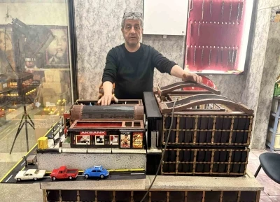 &Ccedil;ocukluğunun hatıralarını atık malzemelerle yeniden canlandırdı

