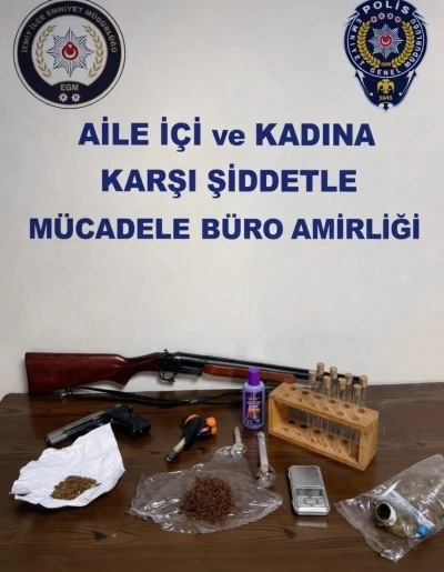 &Ccedil;ok sayıda su&ccedil; kaydı bulunan ş&uuml;phelinin evinden silah ve uyuşturucu &ccedil;ıktı
