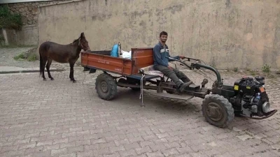 &Ccedil;ok sevdiği katırını peşinden hi&ccedil; ayırmıyor
