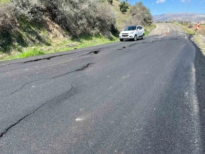 &Ccedil;&ouml;kmelerin olduğu yol kazalara davetiye &ccedil;ıkarıyor