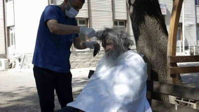 &Ccedil;&ouml;p evden kurtarılan S&uuml;leyman Amca&rsquo;nın inanılmaz değişimi kamerada
