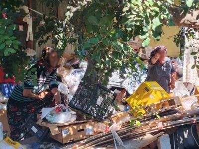 Çöp eve temizliğe gelen belediye ekiplerine zor anlar yaşattı
