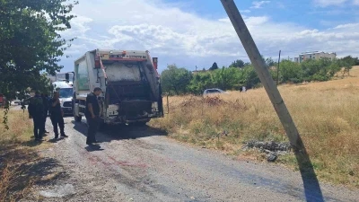Çöp kamyonunun geri manevrası faciaya yol açtı: Temizlik görevlisinin kolu koptu
