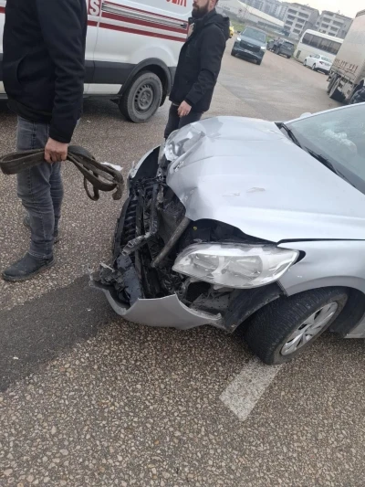 &Ccedil;&ouml;p kamyonuyla arkadan gelen otomobilin arasına sıkışan iş&ccedil;i hayatını kaybetti
