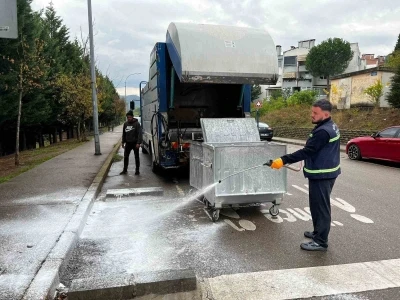 Çöp konteynerler yıkanarak dezenfekte ediliyor
