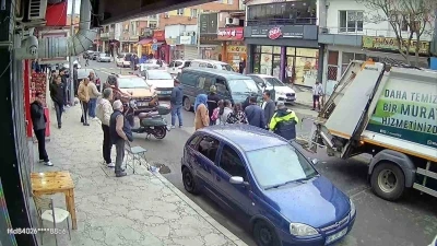 &Ccedil;&ouml;p toplama kamyonuna &ccedil;arpan hafif ticari ara&ccedil; iş&ccedil;iyi yaraladı: Kaza anı kamerada
