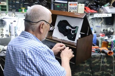 &Ccedil;&ouml;pe atılmasın diye 80-100 yıllık radyoları &ccedil;alışır hale getiriyor
