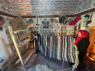 Çöpe gidecek malzemeler onun ellerinde geleneksel kilime dönüşüyor
