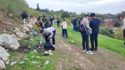&Ccedil;&ouml;pleri belediye yerine g&ouml;n&uuml;ll&uuml;ler topladı
