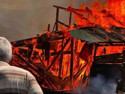 Çöplükte çıkan yangın 5 samanlığı küle çevirdi
