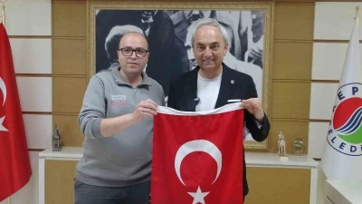 &Ccedil;&ouml;pte bulduğu bayrağı alıp temizleyen ve kamyonuna asan Kepez Belediyesi &ccedil;alışanına başkandan plaket
