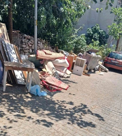 &Ccedil;&ouml;p&uuml;n kenarına ne buldularsa bıraktılar, mahalle sakinlerine muhtar isyan etti
