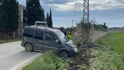&Ccedil;orlu&rsquo;da aracın elektrik direğine &ccedil;arptığı kaza kamerada
