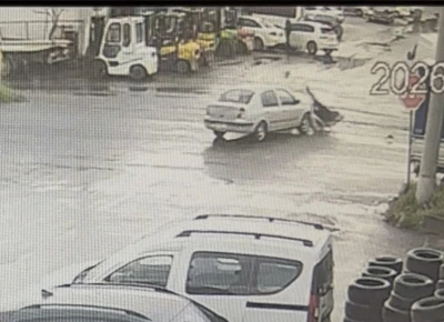 &Ccedil;orlu&rsquo;da otomobille &ccedil;arpışan motosikletli yaralandı: Kaza anı kamerada
