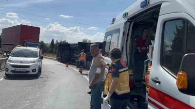 Çorlu’da virajı alamayan tır devrildi
